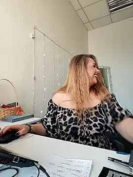 Juicy PeachLux online show from October 8, 2025, 6:00 am