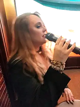 Juicy PeachLux online show from November 1, 2025, 5:04 pm