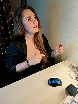 Juicy PeachLux online show from December 4, 2025, 5:54 pm