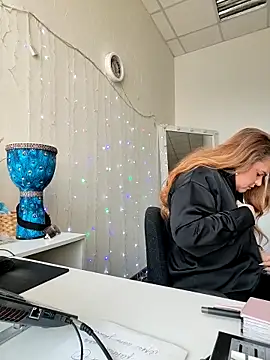 Juicy PeachLux online show from March 16, 2026, 5:55 am