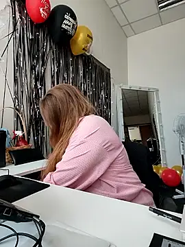 Juicy PeachLux online show from June 4, 2026, 8:42 am