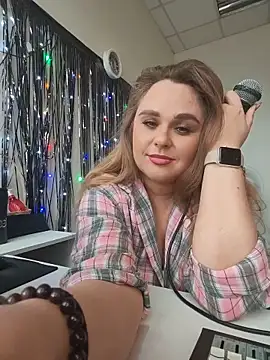 Juicy PeachLux online show from June 10, 2026, 12:15 pm