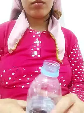 Snapshot of saraaxx1 chatting on March 5, 2025, 5:18 am saraaxx1 online show from March 5, 2025, 5:18 am