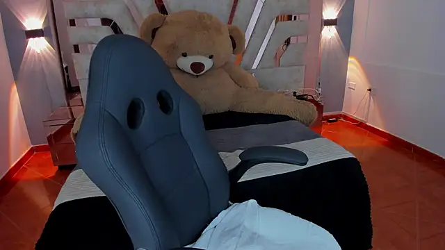 MaddyCrofft online show from March 21, 2025, 6:07 pm