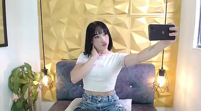 Small Hot19 online show from March 22, 2025, 5:20 pm