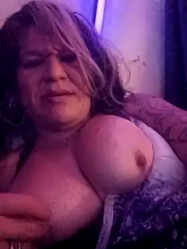 deedeelove82 online show from December 20, 2025, 12:45 pm