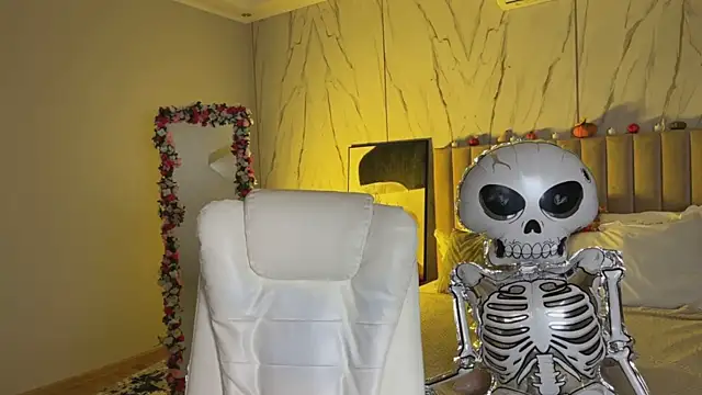  Vikky Moon  online show from October 28, 2025, 12:47 am