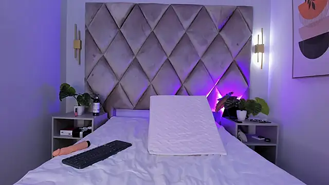 lucianasmith  online show from March 10, 2025, 5:29 pm