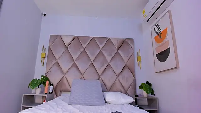 lucianasmith  online show from March 14, 2025, 3:14 pm