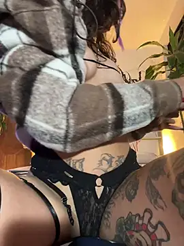 Lia Valmont online show from April 14, 2026, 2:28 am