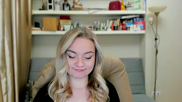 Kara Smith  online show from October 31, 2025, 12:11 am