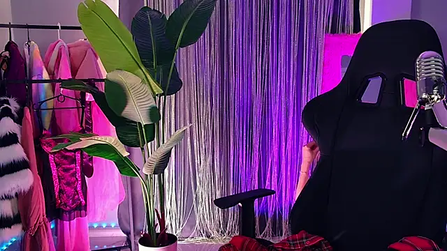 SarahAlluring online show from April 10, 2026, 2:00 pm