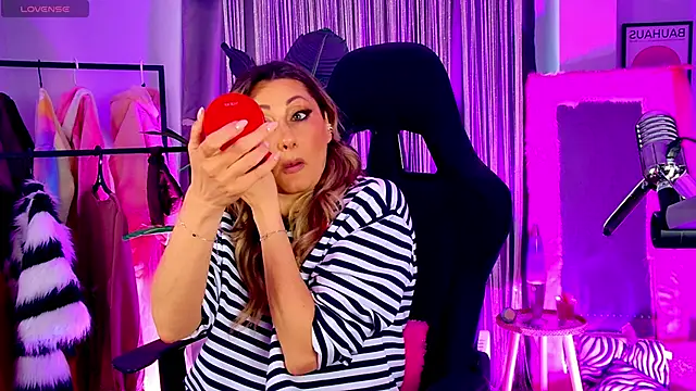 Snapshot of SarahAlluring chatting on April 27, 2026, 3:10 pm SarahAlluring online show from April 27, 2026, 3:10 pm