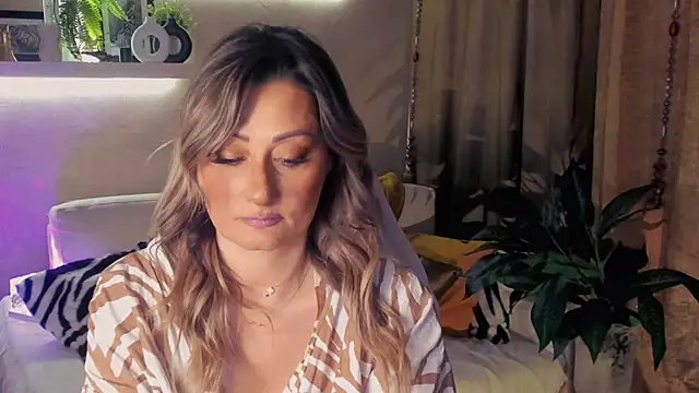 Snapshot of SarahAlluring chatting on May 8, 2026, 5:40 pm SarahAlluring online show from May 8, 2026, 5:40 pm