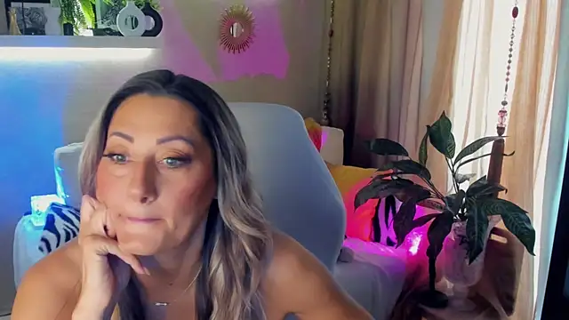 Snapshot of SarahAlluring chatting on June 7, 2026, 7:45 am SarahAlluring online show from June 7, 2026, 7:45 am