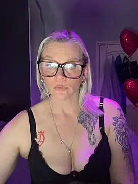 Curvy-Cleo online show from February 15, 2026, 9:44 pm