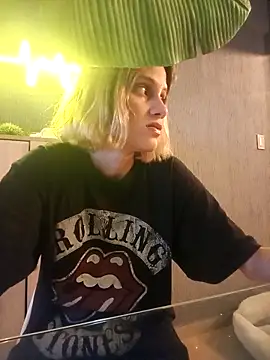 Snapshot of VictoriaLuxe chatting on September 8, 2025, 11:48 pm VictoriaLuxe online show from September 8, 2025, 11:48 pm