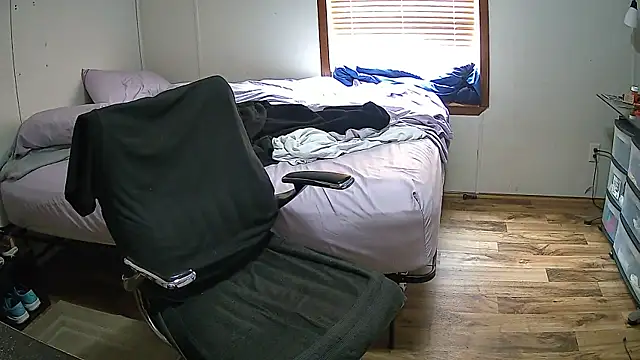 Snapshot of Muffdiver718 chatting on March 15, 2025, 3:16 pm Muffdiver718 online show from March 15, 2025, 3:16 pm