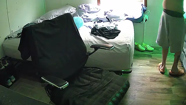 Snapshot of Muffdiver718 chatting on March 17, 2025, 4:43 pm Muffdiver718 online show from March 17, 2025, 4:43 pm