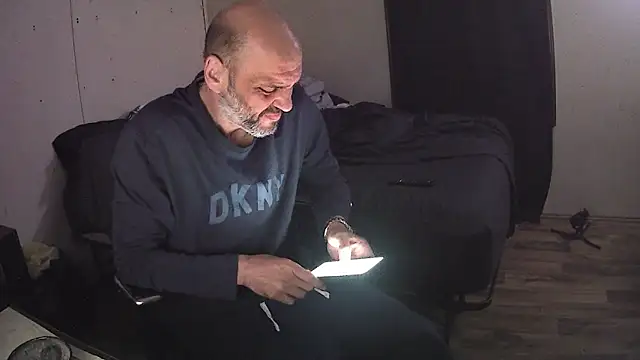 Snapshot of Muffdiver718 chatting on April 12, 2026, 6:40 am Muffdiver718 online show from April 12, 2026, 6:40 am