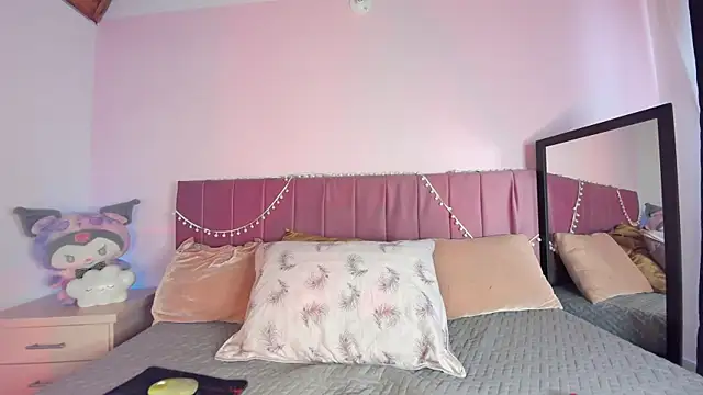 kitty-kryss online show from November 5, 2025, 12:49 pm