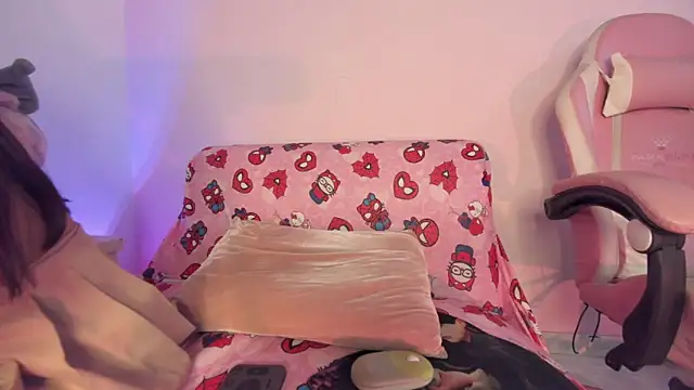 kitty-kryss online show from April 14, 2026, 5:08 pm