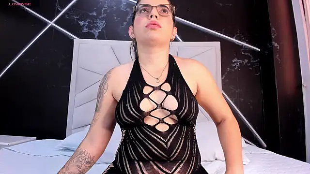 Snapshot of JulietSofia chatting on May 28, 2026, 7:44 pm JulietSofia online show from May 28, 2026, 7:44 pm
