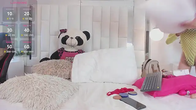 laura latinhot1 online show from April 14, 2026, 9:32 pm