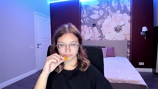 AngelinaLow online show from September 8, 2025, 6:18 pm