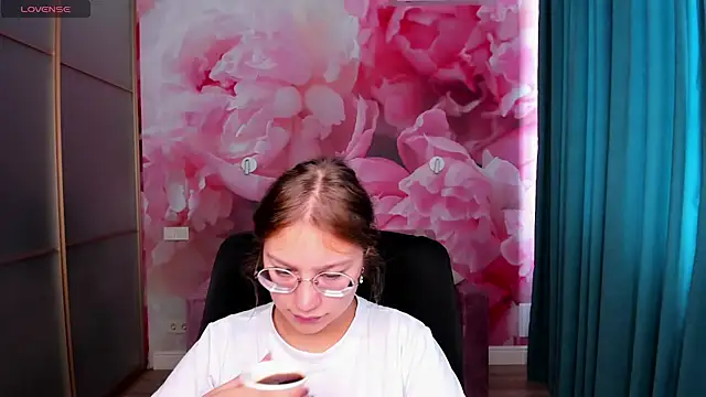 AngelinaLow online show from September 28, 2025, 11:26 am