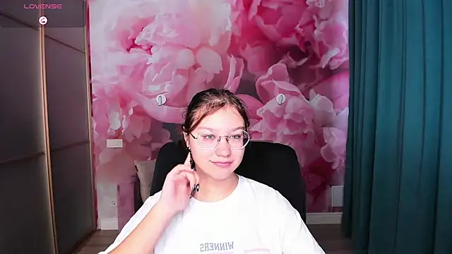 AngelinaLow online show from October 19, 2025, 5:30 am