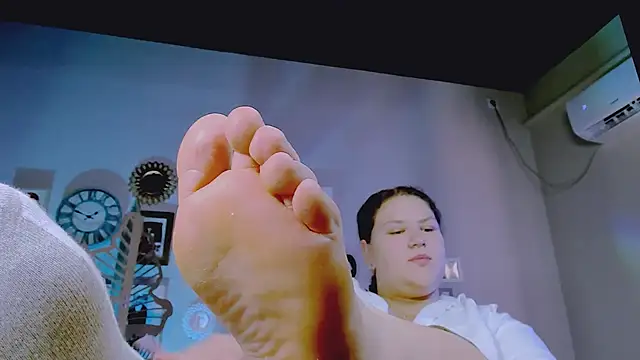 FlorenceAnderson online show from October 7, 2025, 8:33 am