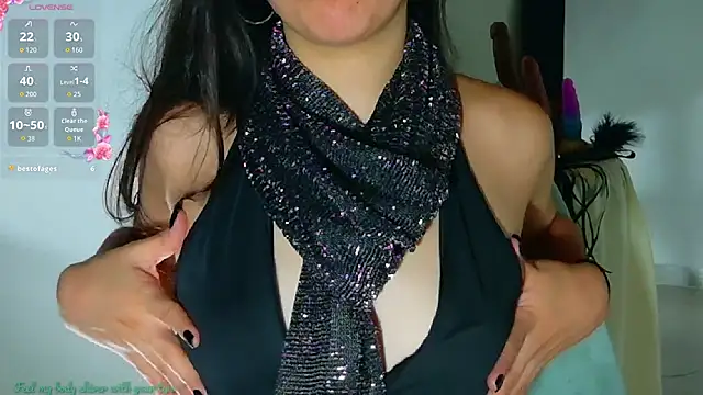 Snapshot of Emmi_Roberts chatting on November 18, 2025, 4:33 pm Emmi Roberts online show from November 18, 2025, 4:33 pm