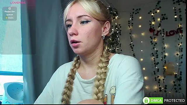 Mia  Kitty online show from October 17, 2025, 12:30 pm