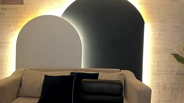 MaiaCollins online show from November 23, 2025, 4:40 pm