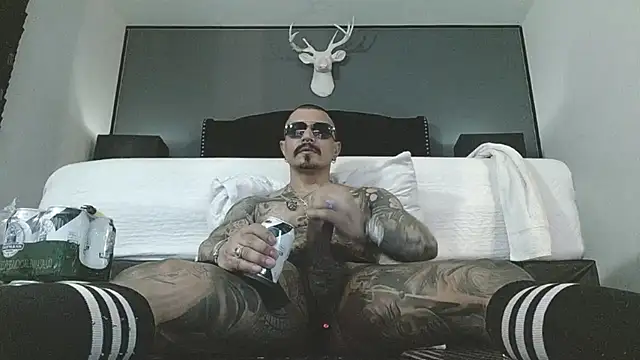 danilog515 online show from April 15, 2026, 1:23 am