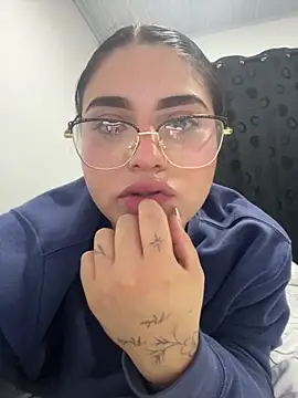 pareja curiosa19 online show from November 29, 2025, 2:14 am