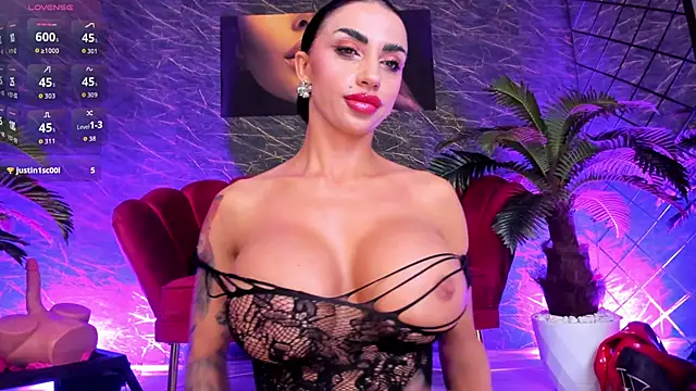IzabelaTessa online show from June 8, 2026, 7:47 pm