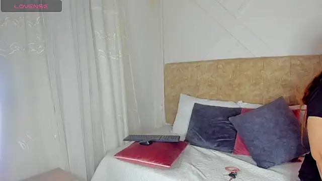 Snapshot of angelinarouse_ chatting on October 7, 2025, 2:42 am angelinarouse  online show from October 7, 2025, 2:42 am