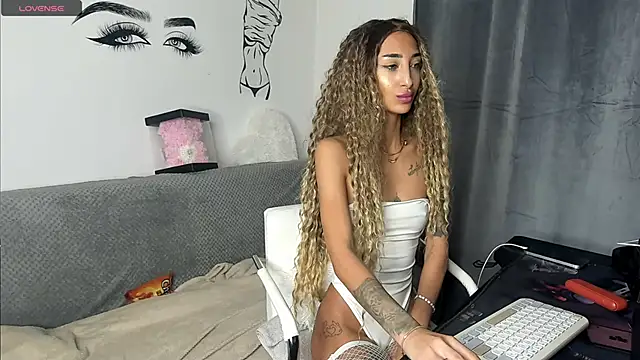 Snapshot of EvelynHais chatting on November 14, 2025, 6:06 pm EvelynHais online show from November 14, 2025, 6:06 pm