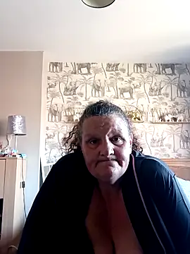 Snapshot of MissQueenBeex chatting on March 20, 2025, 12:00 pm MissQueenBeex online show from March 20, 2025, 12:00 pm