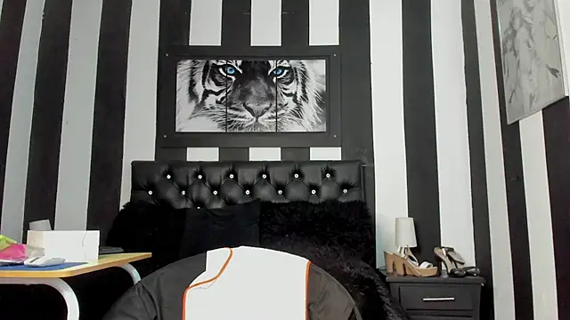 dirtyplayluna online show from October 22, 2025, 12:49 pm