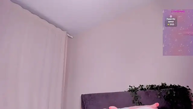 emmelieflorence online show from March 4, 2026, 6:36 pm