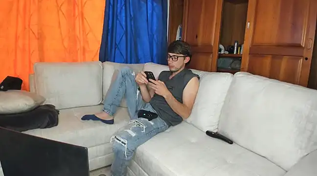 laurent 01 online show from March 22, 2025, 10:04 pm