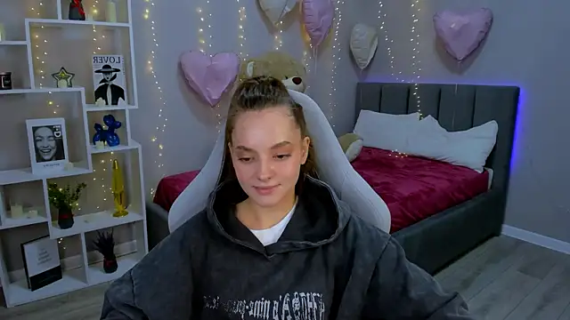 MelanieAlves online show from March 13, 2026, 6:47 pm