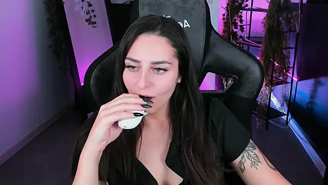 ValeriiMills online show from October 25, 2025, 2:56 pm