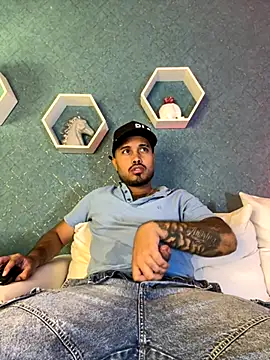 PapiStan online show from October 5, 2025, 3:43 pm