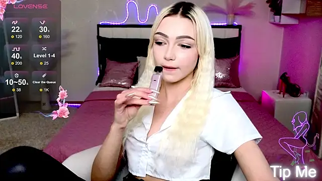 LinaLirian online show from September 12, 2025, 2:17 pm