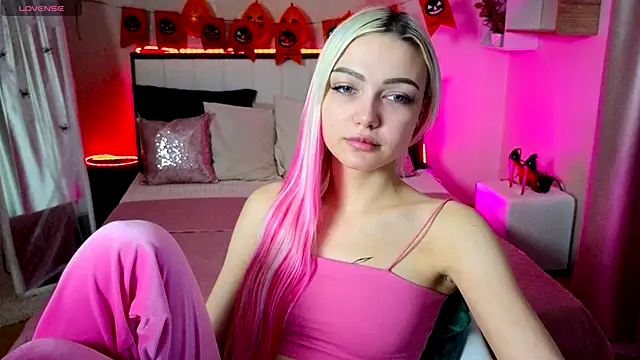 LinaLirian online show from November 5, 2025, 1:44 pm