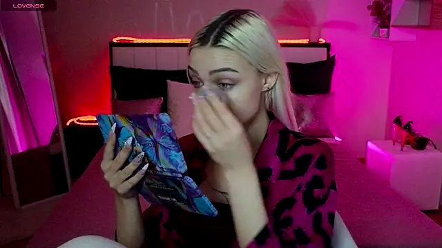 LinaLirian online show from November 12, 2025, 1:44 pm